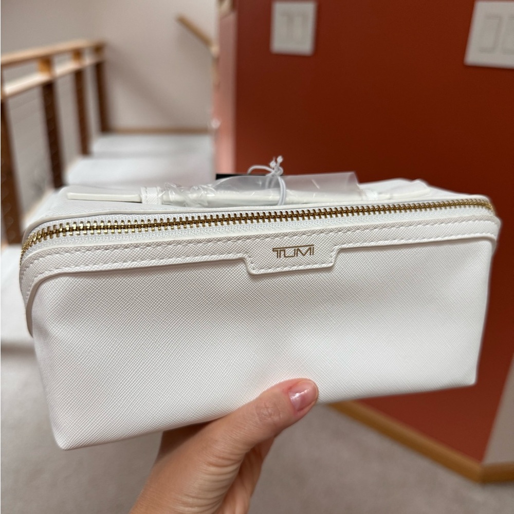 TUMI White Travel cosmetic Bag new - Picture 2 of 9